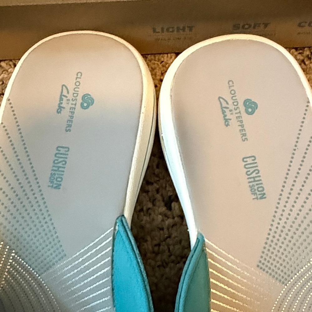 Clarks Aqua and White Sandals Flip Flops Sz 8 NIB - Picture 3 of 6